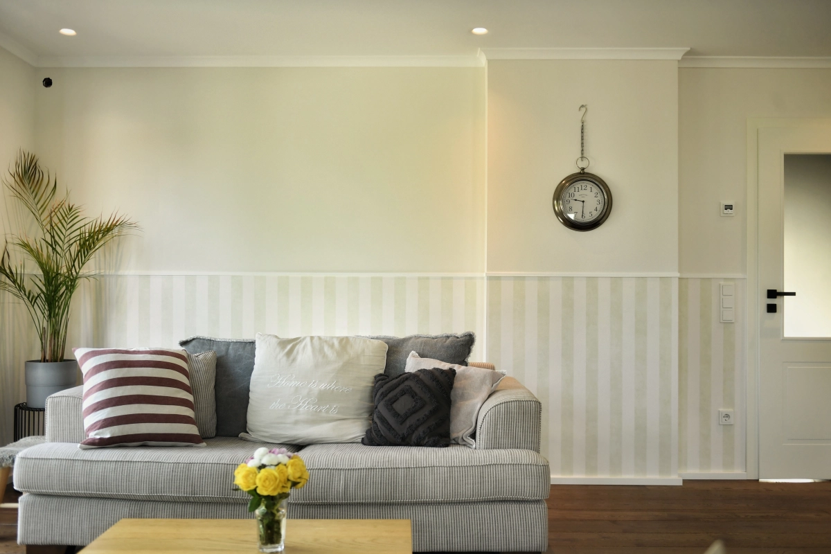 Wohnräume AS - André Santisi, Tapetenwand, Sofa im Gästezimmer