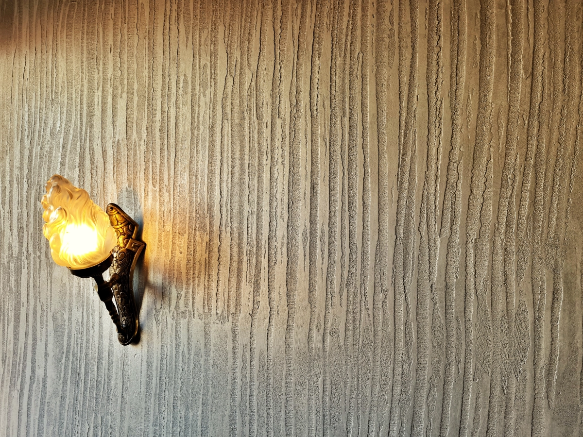 Wohnräume AS - André Santisi, kleine Lichtlampe an einer tapezierten Holzwand